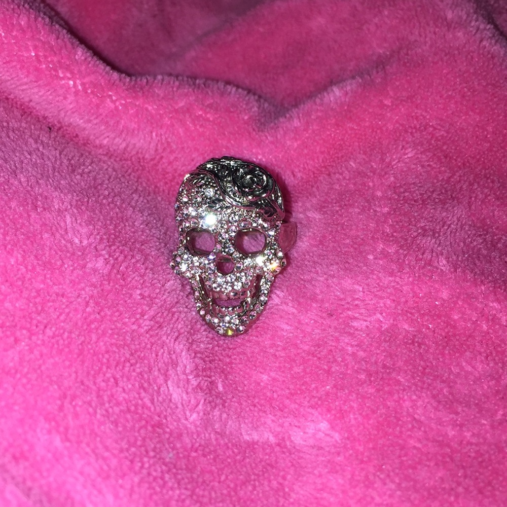 Skull ring full of Rhinestones